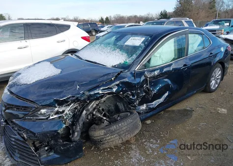 2020 Toyota Camry Le z USA, uszkodzony, nr VIN 4T1C11AK3LU980235